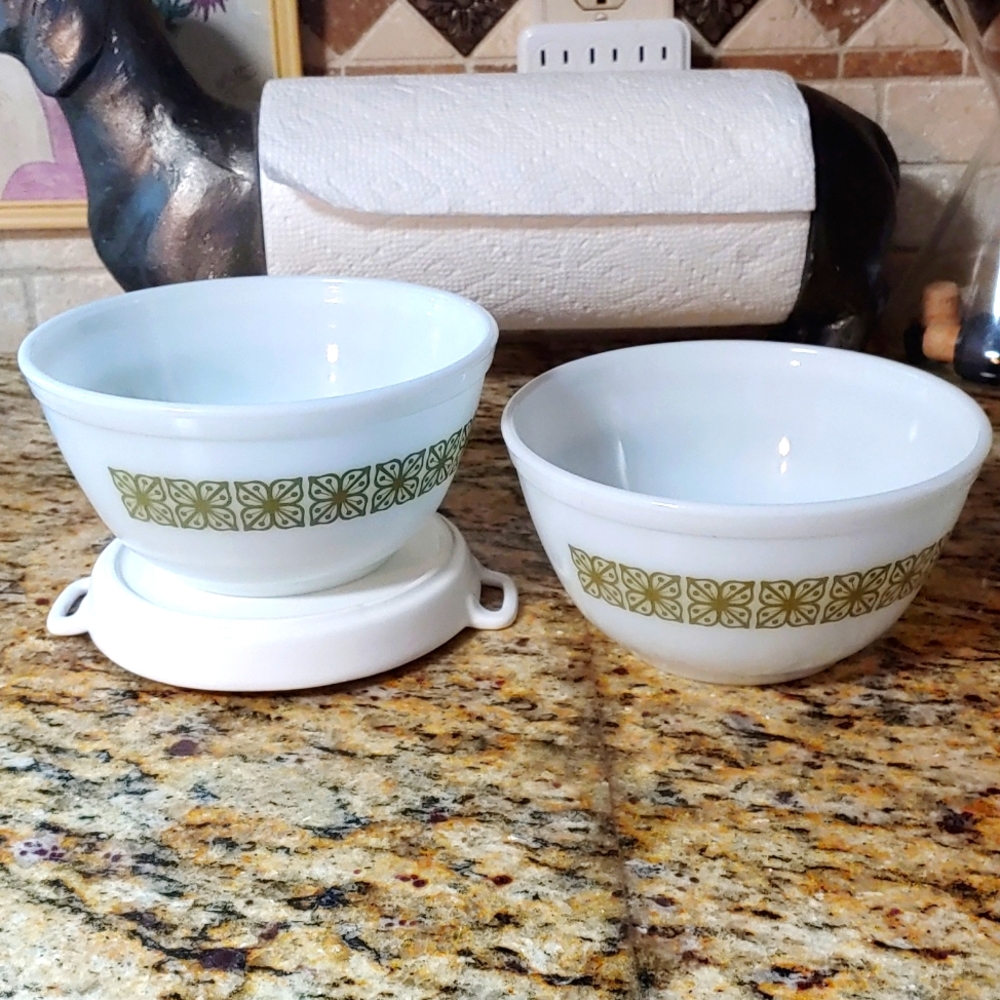 TWO 1 1/2 QUART BOWLS. NUMBER 402. GREEN VERDE